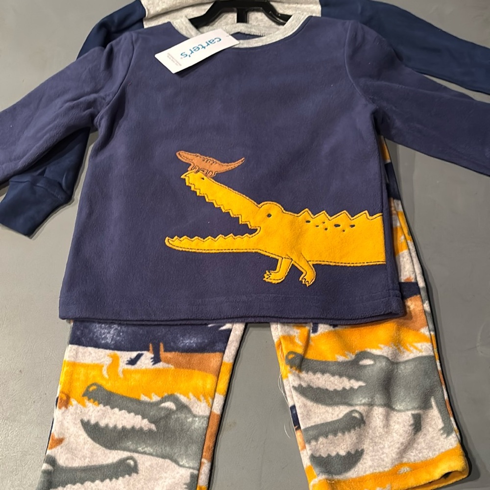 Carter’s size 2T boys pajama set